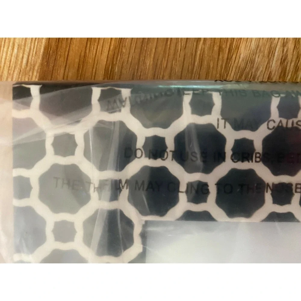 New! VERA BRADLEY Laser Cut Frame Fits 4 X 6 Picture in Midnight Geometric!